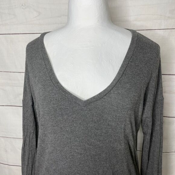 Beyond Yoga long sleeve gray v neck top small - Picture 5 of 8